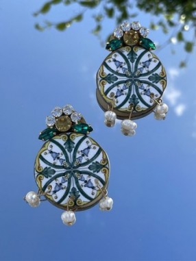 Boucles d'oreilles rondes imprimées avec des cristaux et perles de cultures