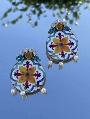 Boucles d'oreilles rondes imprimées avec des cristaux et perles de cultures