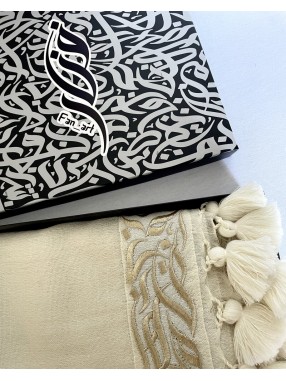 ECHARPE HAYEK CALLIGHRAPHIE & POMPONS