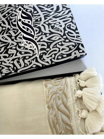 ECHARPE HAYEK CALLIGHRAPHIE & POMPONS