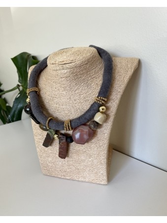 COLLIER  PIERRES & FEUTRINE