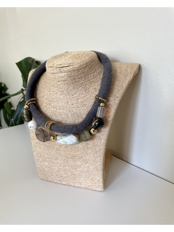 COLLIER FEUTRINE & PIERRES