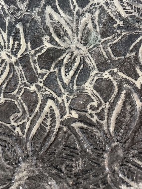 ASSIETTE MOTIF FLEURS EN RAKU