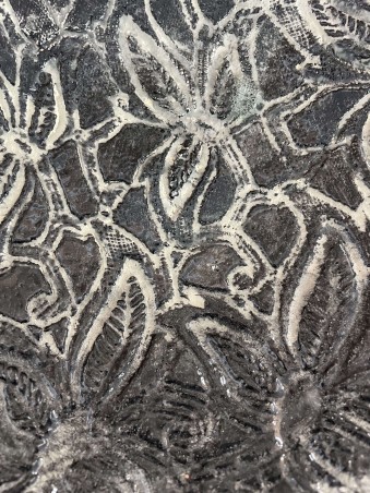 ASSIETTE MOTIF FLEURS EN RAKU